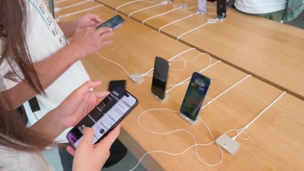 Funis São Vistos Testando Comprando Produtos Marca Apple Durante Dia — Vídeo de Stock