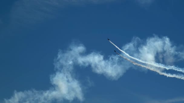 Dos Aviones Volando Con Contragolpe Espectáculo Aviones Dolly Seguimiento Tiro — Vídeo de stock