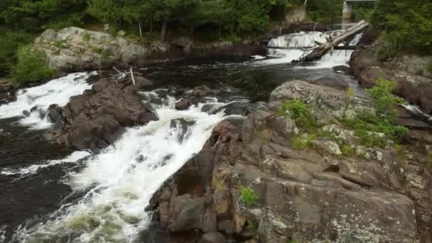 Landschaft Terrassenförmig Angelegter Wasserfälle Die Sich Über Felsen Des Gebirgsflusses — Stockvideo