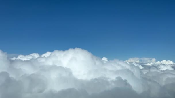 Pilotní Pohled Tryskového Kokpitu Nad Vrstvou Špatných Meteorologických Mraků Výšce — Stock video