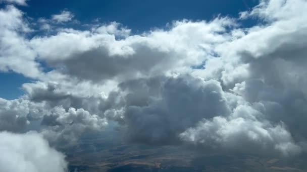 ジェットコックピットからの素晴らしい景色 パイロットの視点 深い青色の空を持つ雲でいっぱいの乱流の空を飛んでいます Fps — ストック動画