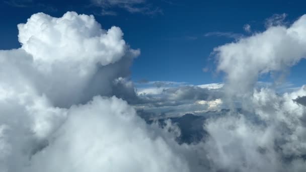 在飞往西班牙塞维利亚机场的途中 从一个穿越积云的喷气式座舱俯瞰空中风景 飞行员的观点 Fps — 图库视频影像