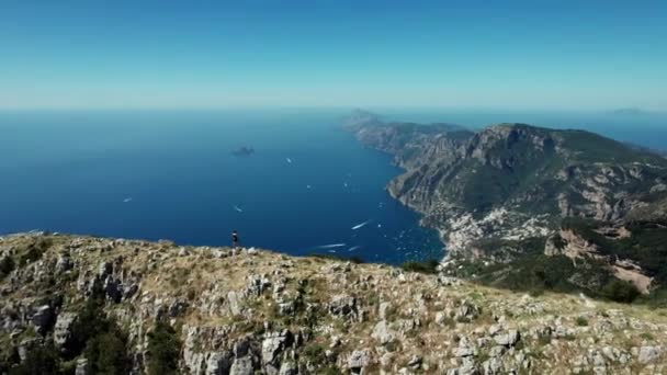 Orbita Aérea Filmada Caminhante Feminina Montanha Com Vista Para Costa — Vídeo de Stock