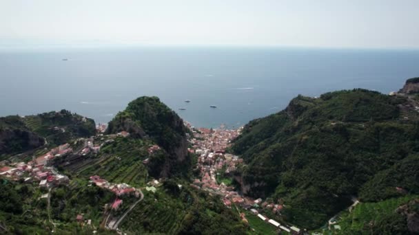 Rastreamento Aéreo Cidade Amalfi Costa Amalfitana Itália Com Vastas Florestas — Vídeo de Stock