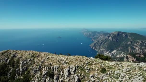 Orbita Aérea Filmada Caminhante Feminina Montanha Com Vista Para Costa — Vídeo de Stock