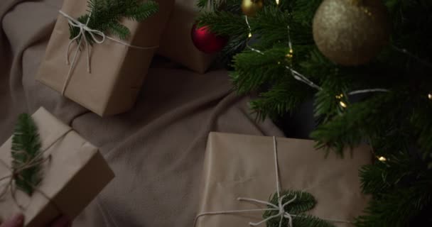 Традиційні Різдвяні Подарунки Загорнуті Екологічно Чистий Крафт Папір Прикрашені Струнами — стокове відео