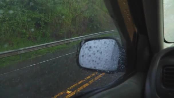 Pov Strzał Patrząc Koryta Lusterka Samochodowe Bez Widoczności Porze Deszczowej — Wideo stockowe