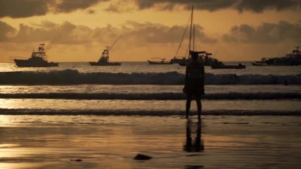 Plażowa Sylwetka Kogoś Spacerującego Plaży Stopami Oceanie Playa Tamarindo Kostaryka — Wideo stockowe