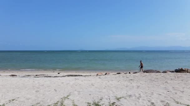 Topless Man Walking Beach Summer Pha Ngan Island Thailand Aerial — Stock Video