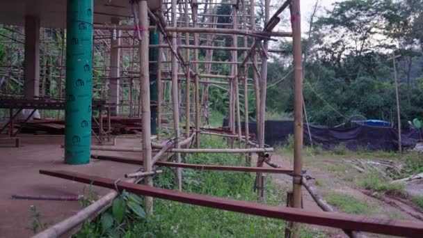 Bamboo Poles Scaffoldings Building Construction Aerial Pullback — Stock Video