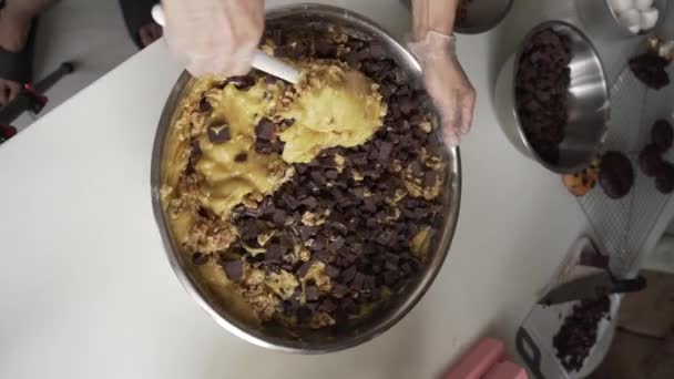 Tiro Aéreo Massa Biscoito Com Cubos Chocolate Sendo Misturados Com — Vídeo de Stock