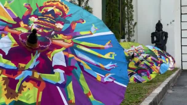 Indonéz Esernyőfesztivál Egy Papír Esernyőkiállítás Pura Mangkunegaran Kiállításon — Stock videók