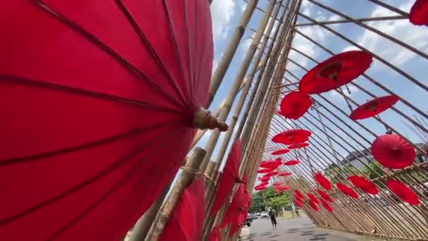 Pura Mangkunegaran Ban Található Indonéz Esernyőfesztivál Díszítése Vörös Esernyőket Használ — Stock videók
