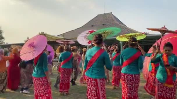 Die Aufregung Des Indonesischen Schirmfestivals Pura Mangkunegaran Sie Tanzten Zusammen — Stockvideo