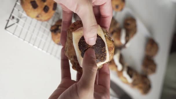 Hands Breaking Piece Baked More Cookie Sticky Melted Marshmallow Top — Stock Video