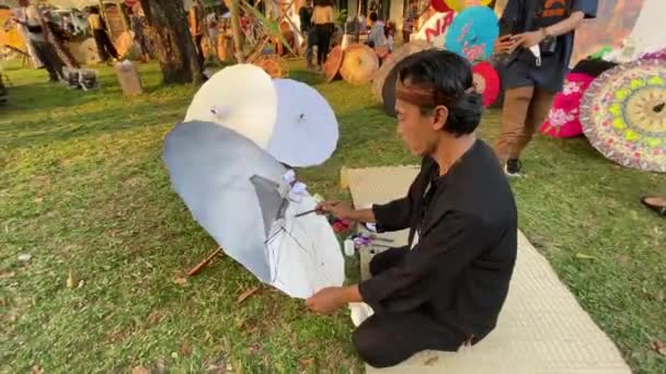 Umbrella Målning Konstnär Som Målar Sitt Arbete Den Indonesiska Umbrella — Stockvideo