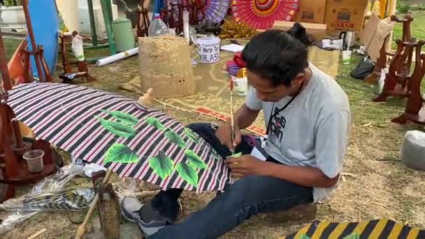 Umbrella Schilder Die Zijn Werk Schildert Het Indonesische Umbrella Festival — Stockvideo