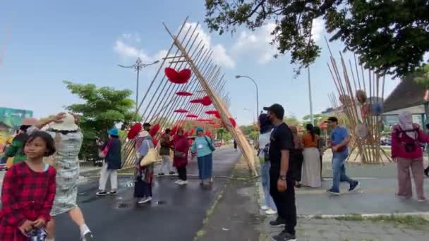 Entusiastiska Besökare Kommer Till Den Indonesiska Paraplyfestivalen Som Visar Upp — Stockvideo