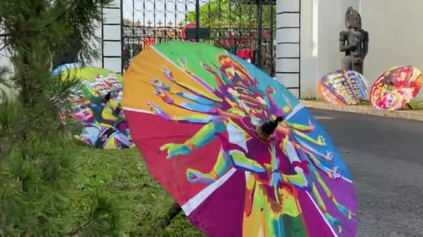 Indonesian Umbrella Festival Eine Ausstellung Von Papierschirmen Pura Mangkunegaran — Stockvideo