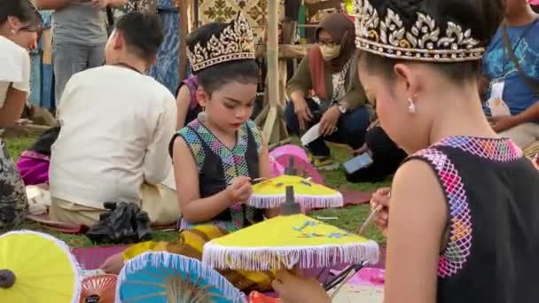 Barn Som Lär Sig Måla Paraplyer Den Indonesiska Paraplyfestivalen — Stockvideo