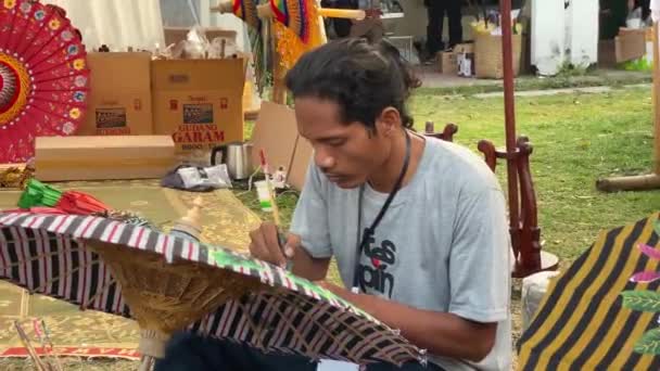Malarz Parasolowy Który Maluje Swoje Prace Indonezyjskim Festiwalu Parasolowym — Wideo stockowe