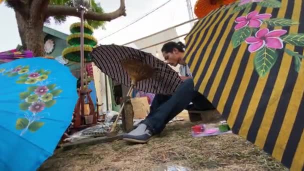 Malarz Parasolowy Który Maluje Swoje Prace Indonezyjskim Festiwalu Parasolowym — Wideo stockowe