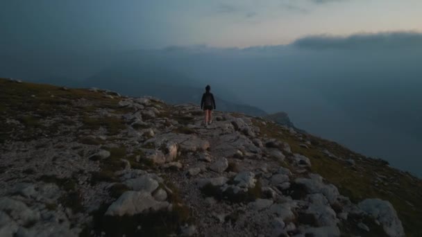 Giovane Ragazza Sportiva Escursionismo Sulla Cima Delle Montagne Alpi Sul — Video Stock