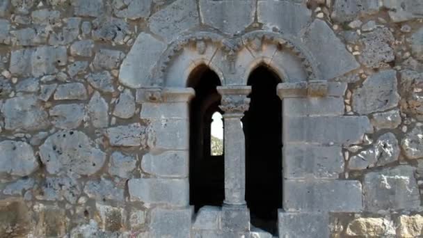 後方の壮大な中世の塔の宝石化された石造りの窓 スペインのウセロ — ストック動画