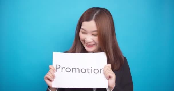 テキストを保持しているビジネスマンの女性販売広告やコピースペースに興奮顔笑顔でプロモーション — ストック動画