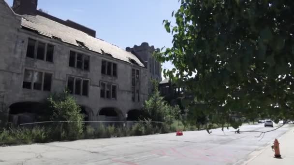 印第安纳州加里市被遗弃的历史名城卫理公会教堂 带着Gimbal视频带着一棵树向前走着 — 图库视频影像