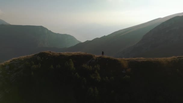 Glada Unga Par Vandring Bergstoppen Alperna Bergen Panoramautsikt Monte Baldo — Stockvideo