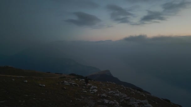 Молода Дівчина Йде Вершину Гори Горах Панорамній Монте Балдо Гарда — стокове відео