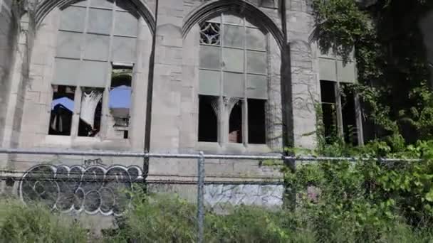 印第安纳州加里市被遗弃的历史名城卫理公会教堂 用Gimbal视频横向行走 — 图库视频影像