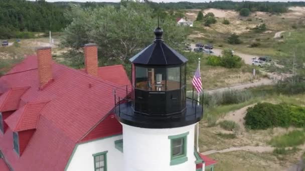 Маяк Historic Point Betsie Lighthouse Франкфорте Мичиган Расположенный Вдоль Озера — стоковое видео