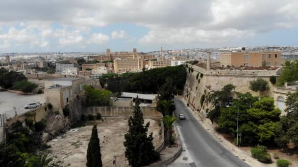Pemandangan Udara Mobil Yang Melaju Samping Perbentengan Kota Floriana Malta — Stok Video