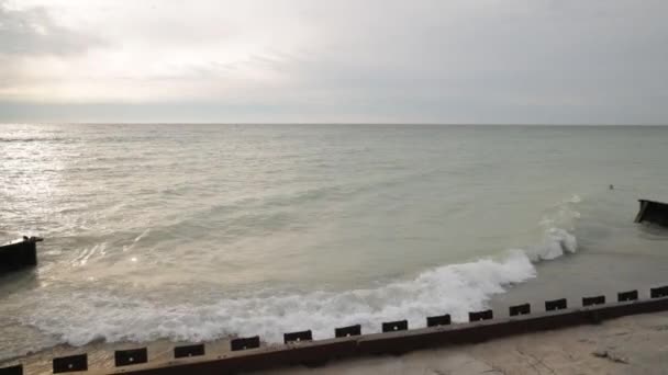 Gelombang Menerjang Pemutus Gelombang Danau Michigan Yang Terletak Frankfort Michigan — Stok Video