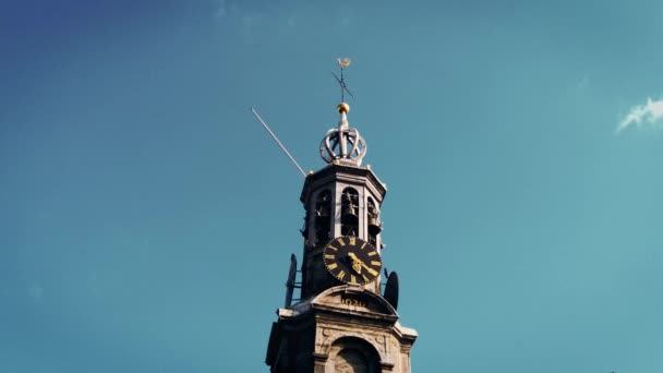 Munttoren Starý Vrchol Zvonice Centru Amsterdamu Nízký Úhel Jasná Obloha — Stock video