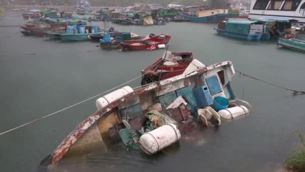 Barco Pescadores Inundou Danificou Sob Forte Chuva Durante Severo Sinal — Vídeo de Stock