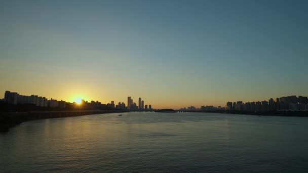 首尔夕阳西下 从东亚克桥看丽都摩天大楼后面的落日落日和韩江中的阳光倒影 — 图库视频影像