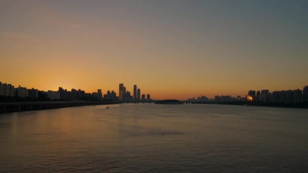 汉江与首尔天际线城市景观的空中景观 在橙色日落时分 高楼耸立在轮廓上 — 图库视频影像