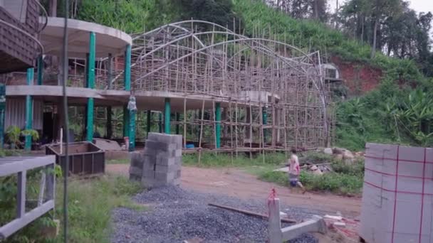 Osoba Nesoucí Vědro Chůze Budovy Výstavbě Kampong Village Chiang Mai — Stock video