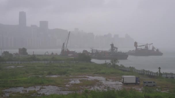 在一场强烈的热带风暴警告信号 T8麻安 海滨被暴雨吹袭 风速达63英里 101公里 令香港城市受损 — 图库视频影像