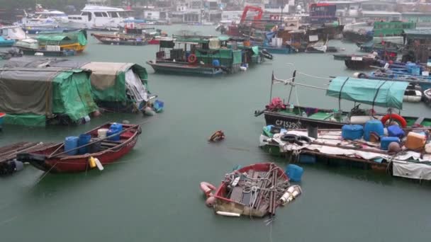 Los Barcos Pescadores Son Vistos Estacionados Bajo Fuertes Lluvias Durante — Vídeos de Stock