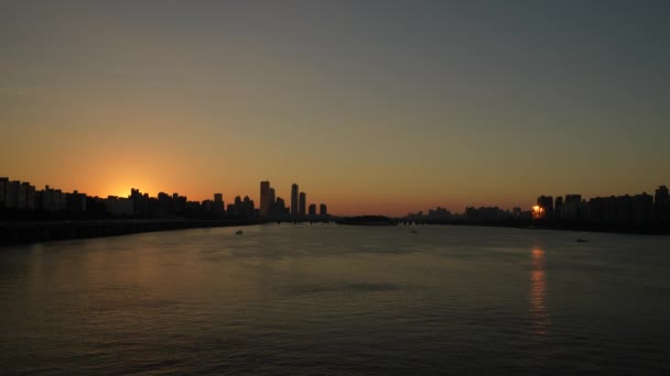 首尔市中心的落日 隐藏在摩天大楼后面的夕阳西下 从韩江畔的黄昏处眺望地平线 — 图库视频影像