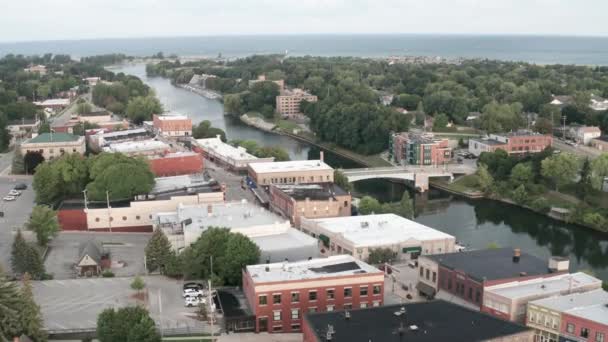 Manistee Michigan Centrum Skyline Met Drone Video Bewegen Brug Rivier — Stockvideo