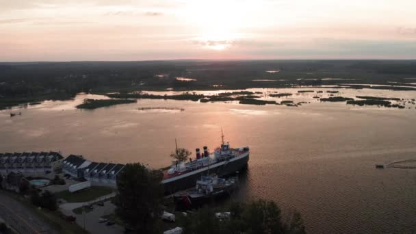 Ciudad Milwaukee Barco Fantasma Atracado Manistee Michigan Con Dron Vídeo — Vídeo de stock