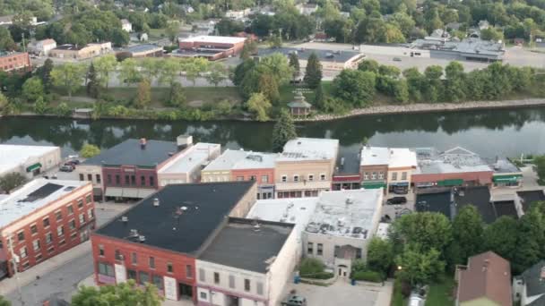 Manistee Michigan Downtown Skyline Mit Drohnenvideo Das Sich Seitwärts Bewegt — Stockvideo