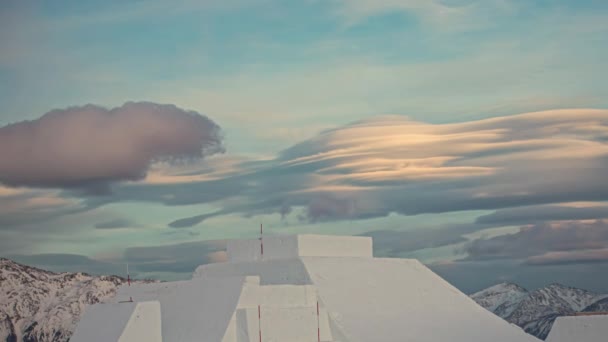 雪の公園の日没時の見事な雲の形成にタイムラプスビュー イタリアのウォールズスキーリゾートで鈴木九騎士イベント — ストック動画