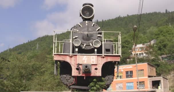 Retro Kukuschka Zugausstellung Mit Waldberg Hintergrund Borjomi Bakuriani Georgien Vergrößern — Stockvideo