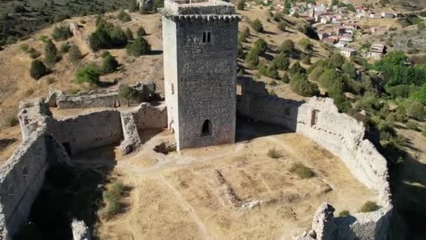 ウセロ スペイン の城の中世の塔の後方飛行ビュー 壁に囲まれ 丘の上に — ストック動画